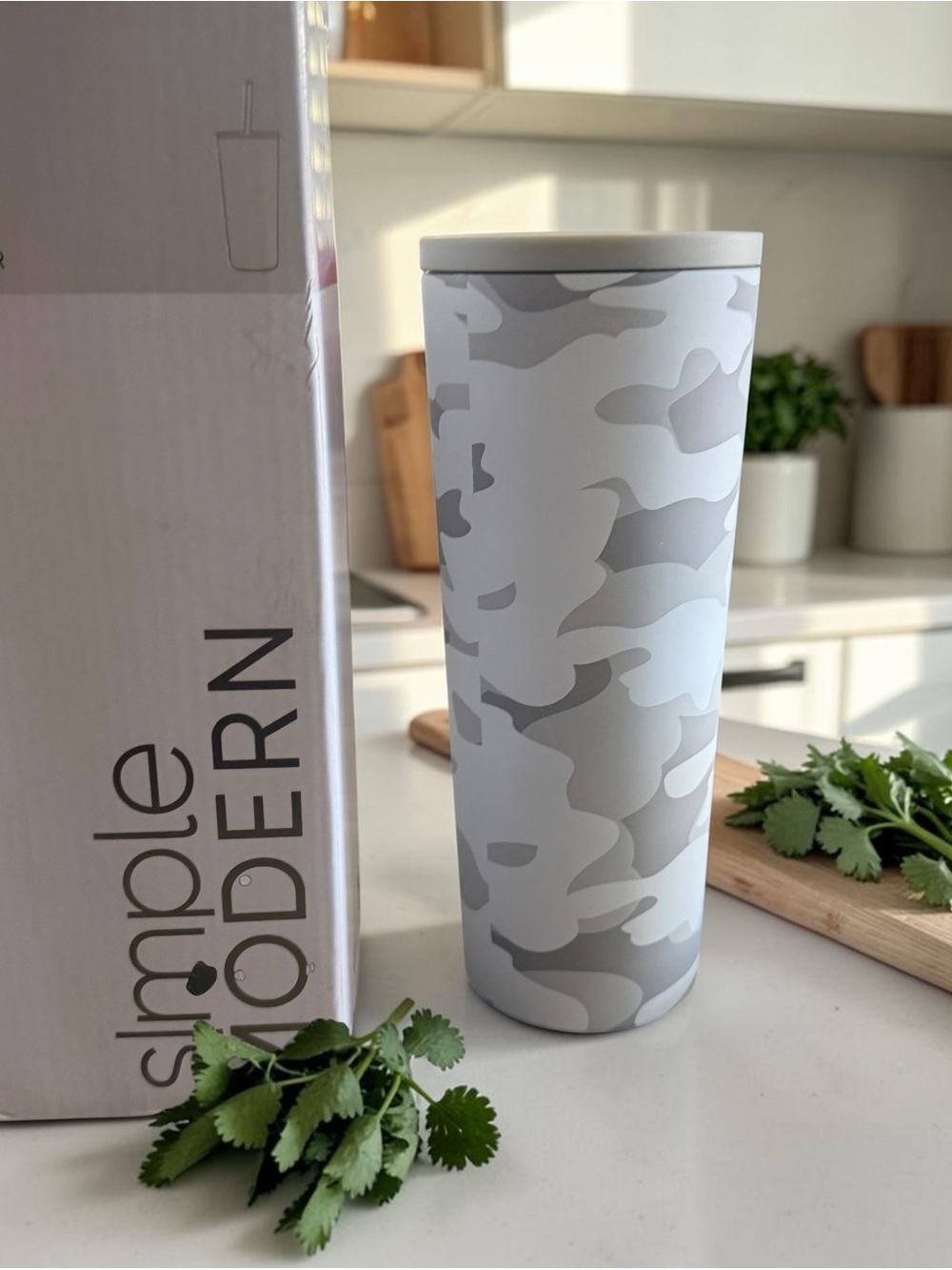New In Box Simple Modern 24 Oz Camo Classic Tumbler with 2 Straws and Flip Top